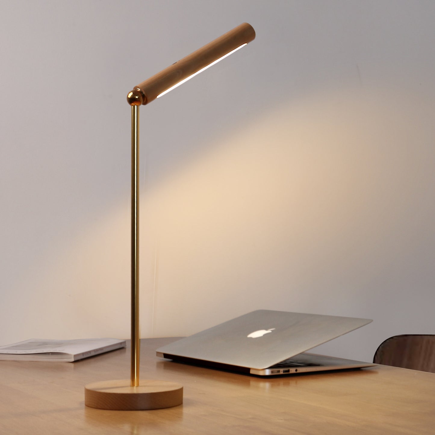 Minimalistische houten bureaulamp